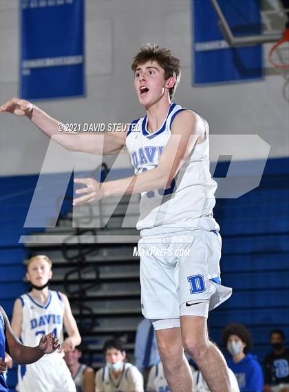 Thumbnail 2 in Valley vs. Davis (Les Curry Invitational) photogallery.