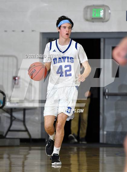 Thumbnail 2 in Valley vs. Davis (Les Curry Invitational) photogallery.
