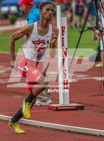 Thumbnail 3 in IHSAA Boys State Track Finals photogallery.