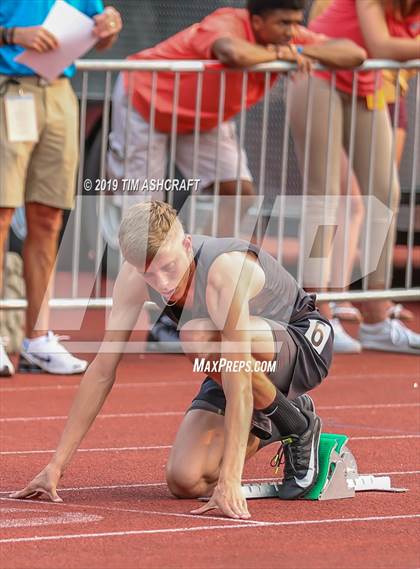 Thumbnail 2 in IHSAA Boys State Track Finals photogallery.
