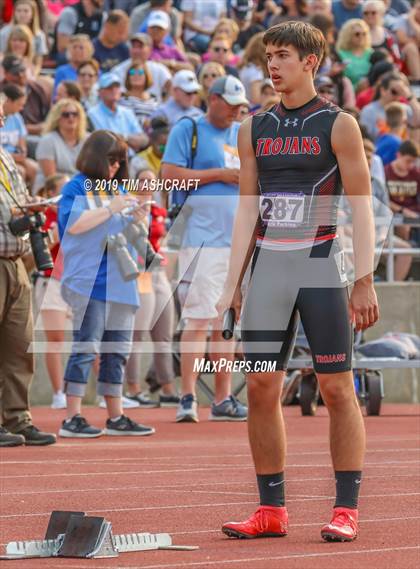 Thumbnail 2 in IHSAA Boys State Track Finals photogallery.