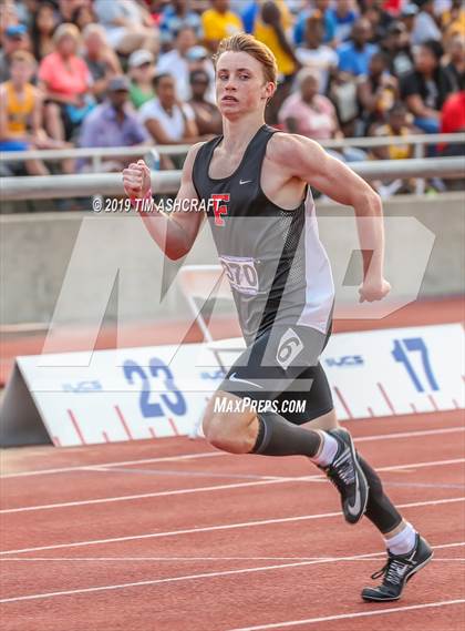 Thumbnail 2 in IHSAA Boys State Track Finals photogallery.