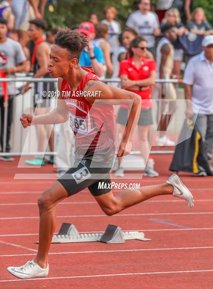 Thumbnail 1 in IHSAA Boys State Track Finals photogallery.