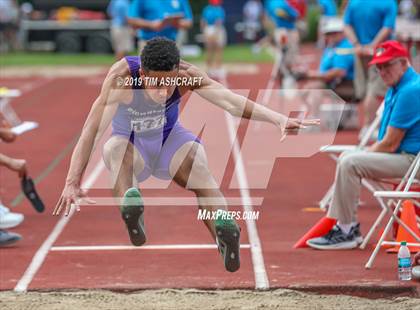 Thumbnail 1 in IHSAA Boys State Track Finals photogallery.