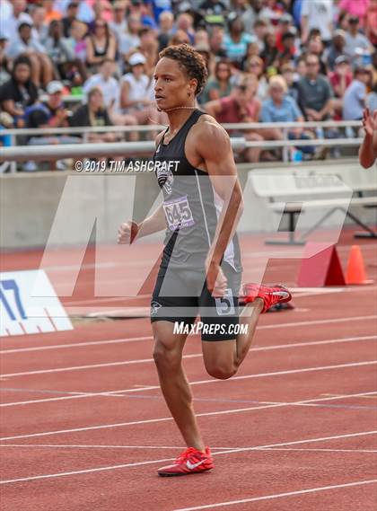 Thumbnail 1 in IHSAA Boys State Track Finals photogallery.