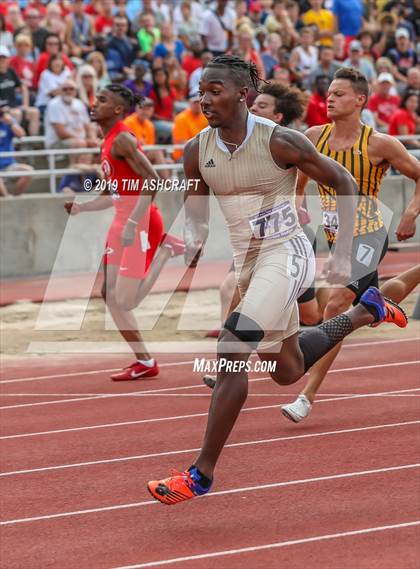 Thumbnail 1 in IHSAA Boys State Track Finals photogallery.