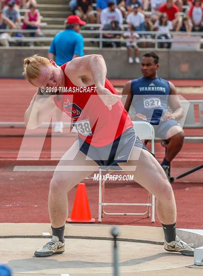 Thumbnail 1 in IHSAA Boys State Track Finals photogallery.