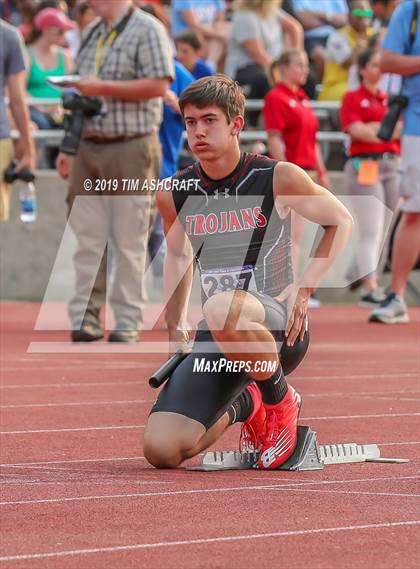 Thumbnail 1 in IHSAA Boys State Track Finals photogallery.