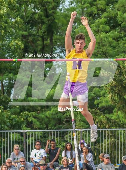 Thumbnail 2 in IHSAA Boys State Track Finals photogallery.