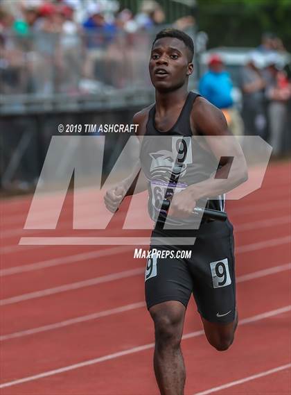 Thumbnail 1 in IHSAA Boys State Track Finals photogallery.