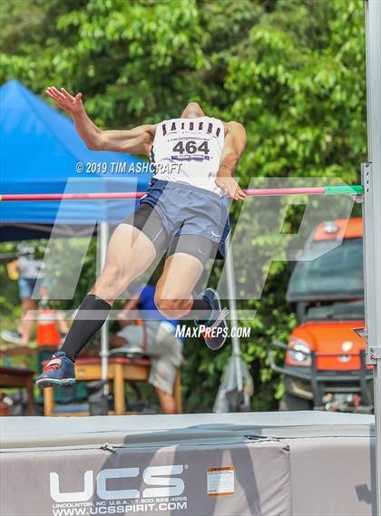 Thumbnail 1 in IHSAA Boys State Track Finals photogallery.