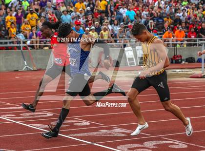 Thumbnail 1 in IHSAA Boys State Track Finals photogallery.