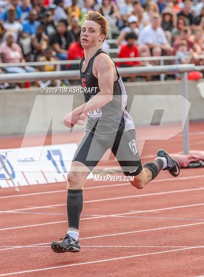 Thumbnail 1 in IHSAA Boys State Track Finals photogallery.