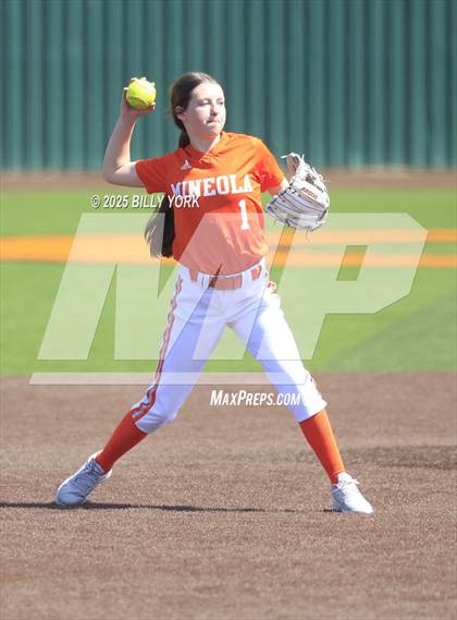 Thumbnail 2 in Grand Saline vs Mineola photogallery.