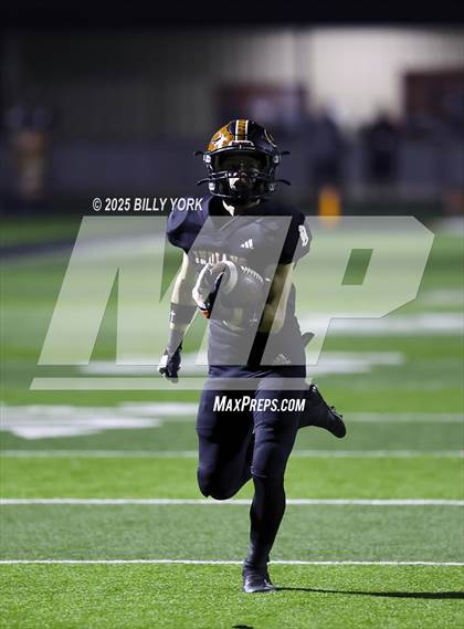 Thumbnail 3 in Grand Saline vs Lone Oak photogallery.