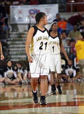 Thumbnail 1 in Woodville vs. Poth (UIL 2A Seimfinals) photogallery.