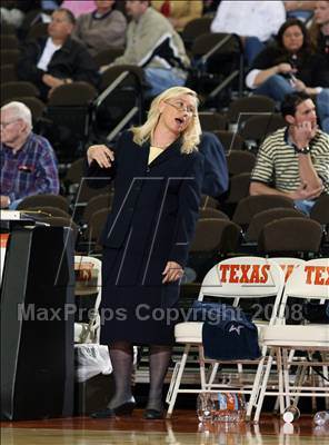 Thumbnail 3 in Woodville vs. Poth (UIL 2A Seimfinals) photogallery.