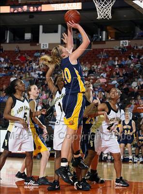 Thumbnail 1 in Woodville vs. Poth (UIL 2A Seimfinals) photogallery.