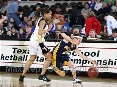 Thumbnail 3 in Woodville vs. Poth (UIL 2A Seimfinals) photogallery.