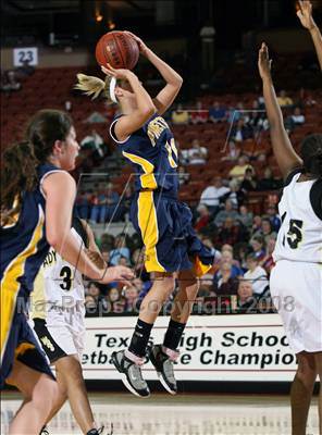 Thumbnail 3 in Woodville vs. Poth (UIL 2A Seimfinals) photogallery.