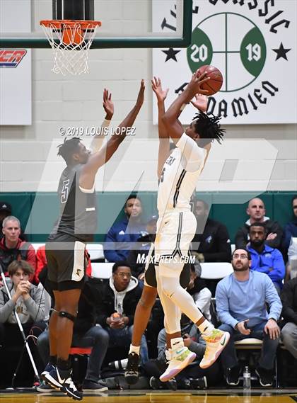 Thumbnail 2 in Sierra Canyon vs. Birmingham (The Classic at Damien) photogallery.