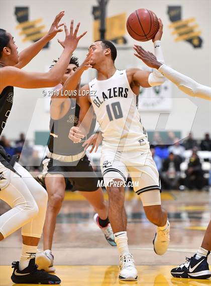Thumbnail 1 in Sierra Canyon vs. Birmingham (The Classic at Damien) photogallery.
