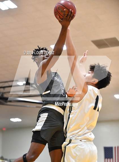 Thumbnail 2 in Sierra Canyon vs. Birmingham (The Classic at Damien) photogallery.