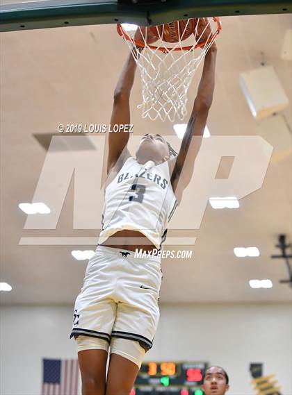 Thumbnail 3 in Sierra Canyon vs. Birmingham (The Classic at Damien) photogallery.
