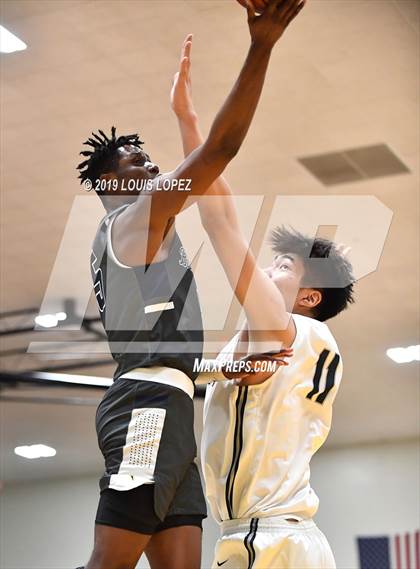 Thumbnail 3 in Sierra Canyon vs. Birmingham (The Classic at Damien) photogallery.