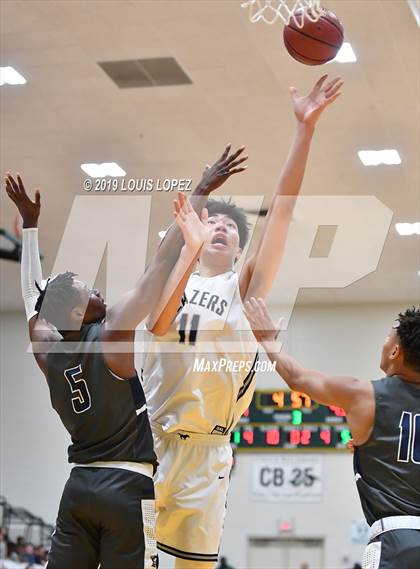 Thumbnail 3 in Sierra Canyon vs. Birmingham (The Classic at Damien) photogallery.