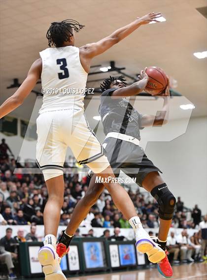 Thumbnail 3 in Sierra Canyon vs. Birmingham (The Classic at Damien) photogallery.