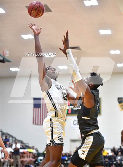 Thumbnail 3 in Sierra Canyon vs. Birmingham (The Classic at Damien) photogallery.