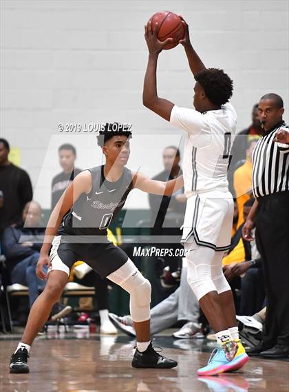 Thumbnail 3 in Sierra Canyon vs. Birmingham (The Classic at Damien) photogallery.