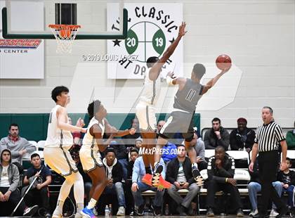 Thumbnail 2 in Sierra Canyon vs. Birmingham (The Classic at Damien) photogallery.