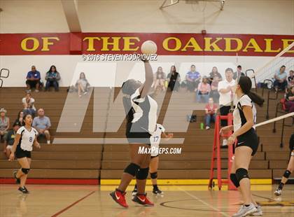 Thumbnail 2 in Oakdale vs. Sierra photogallery.