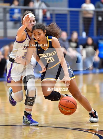 Thumbnail 2 in Sanger vs. Stephenville (UIL 4A Region 1 Area) photogallery.