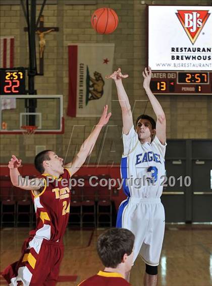 Thumbnail 2 in Santa Margarita vs. Torrey Pines (Nike Extravaganza) photogallery.