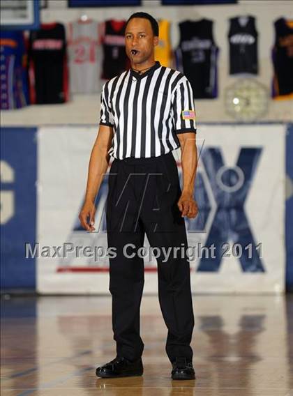 Thumbnail 2 in Mater Dei vs. Foothill (MaxPreps Holiday Classic) photogallery.