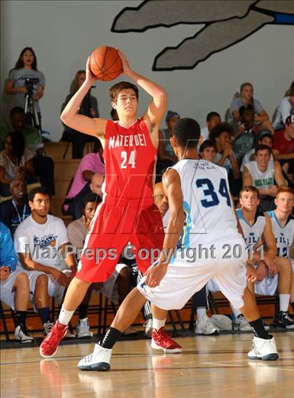 Thumbnail 2 in Mater Dei vs. Foothill (MaxPreps Holiday Classic) photogallery.