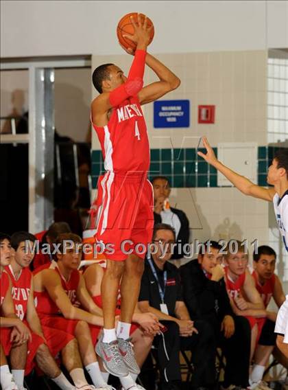 Thumbnail 2 in Mater Dei vs. Foothill (MaxPreps Holiday Classic) photogallery.