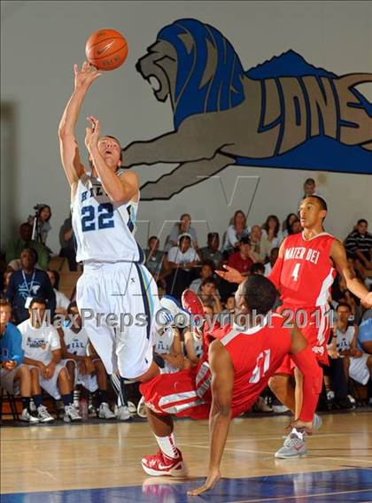 Thumbnail 3 in Mater Dei vs. Foothill (MaxPreps Holiday Classic) photogallery.