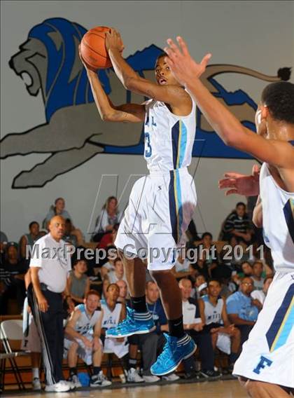 Thumbnail 1 in Mater Dei vs. Foothill (MaxPreps Holiday Classic) photogallery.