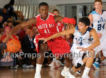 Thumbnail 1 in Mater Dei vs. Foothill (MaxPreps Holiday Classic) photogallery.