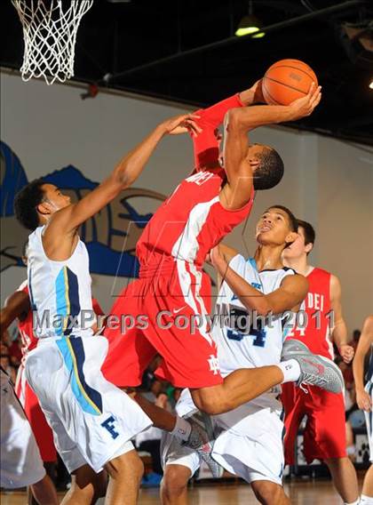 Thumbnail 1 in Mater Dei vs. Foothill (MaxPreps Holiday Classic) photogallery.