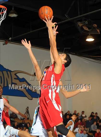 Thumbnail 3 in Mater Dei vs. Foothill (MaxPreps Holiday Classic) photogallery.