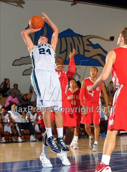 Thumbnail 3 in Mater Dei vs. Foothill (MaxPreps Holiday Classic) photogallery.