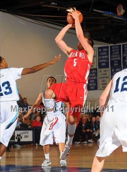 Thumbnail 3 in Mater Dei vs. Foothill (MaxPreps Holiday Classic) photogallery.