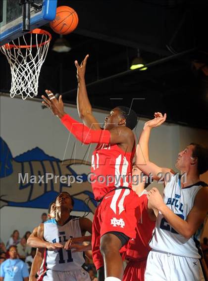 Thumbnail 3 in Mater Dei vs. Foothill (MaxPreps Holiday Classic) photogallery.