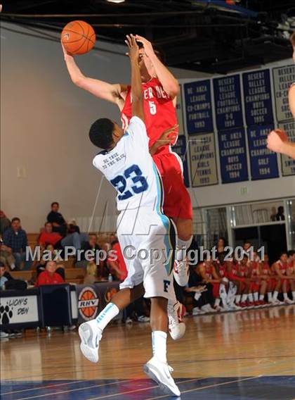Thumbnail 2 in Mater Dei vs. Foothill (MaxPreps Holiday Classic) photogallery.