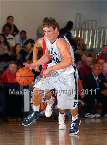 Thumbnail 2 in Mater Dei vs. Foothill (MaxPreps Holiday Classic) photogallery.